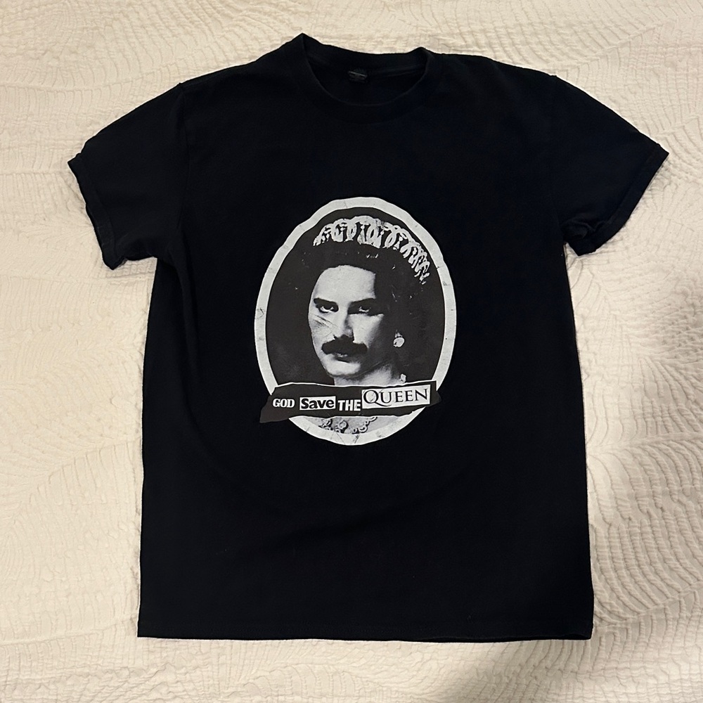 Gildan Black Short-Sleeve Graphic Tee with Monochrome Portrait